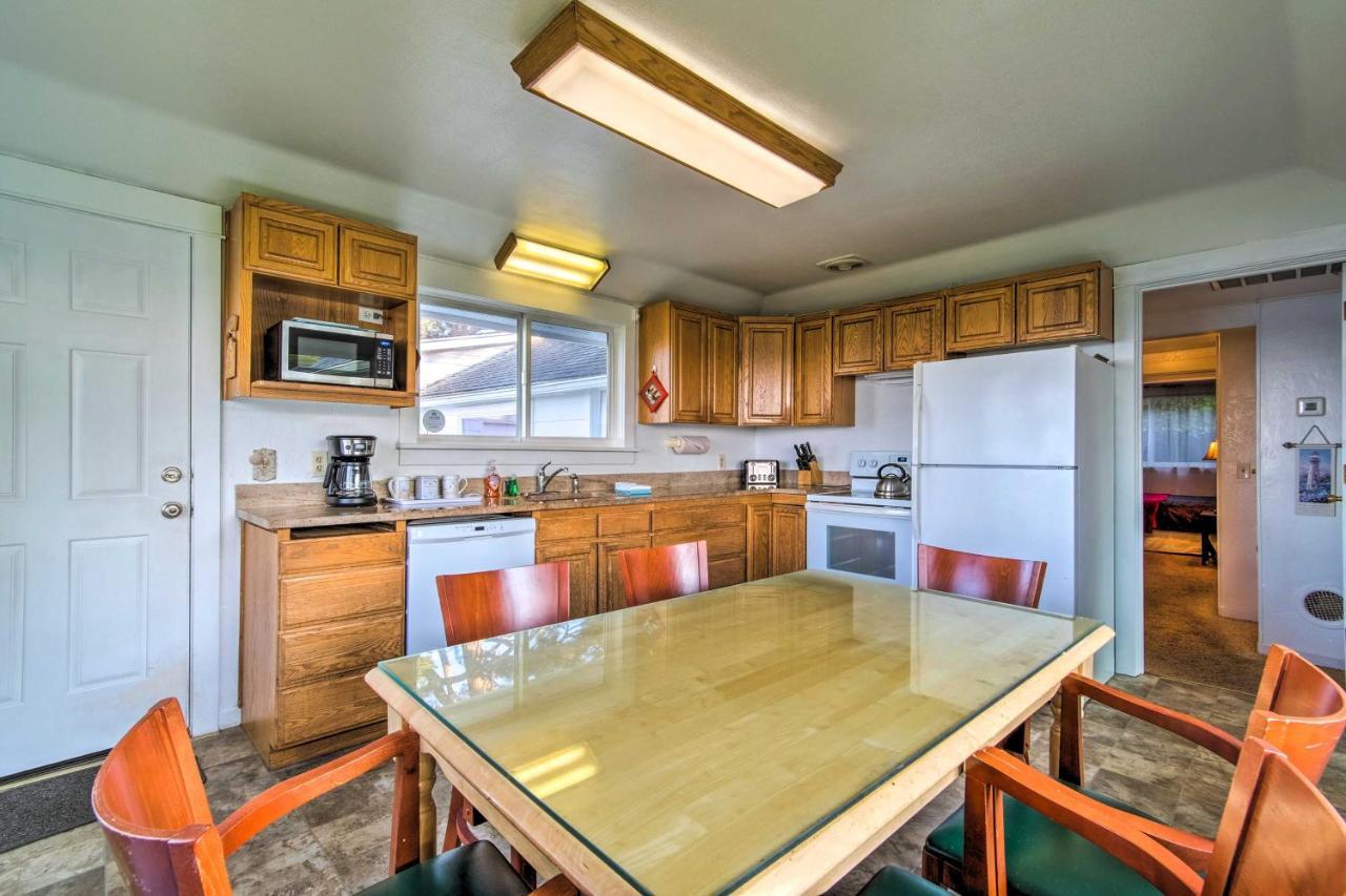 Cliffside Lighthouse Beach Home With Ocean View Coos Bay Extérieur photo